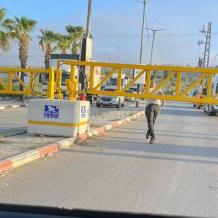 الاحتلال يغلق المدخل الرئيس لبلدة ترمسعيا وطرقاً فرعية فيها