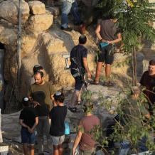 تمهيدا للاستيلاء على مزيد من الأراضي: مستوطنون ينصبون برج اتصالات في كيسان شرق بيت لحم