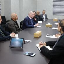 وزير الداخلية يبحث مع مدير منظمة "هالو ترست" التعاون في إزالة مخلفات الحروب