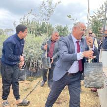 وزارة الزراعة توزع 3106 أشجار زيتون و36 خزان مياه على مزارعين في محافظة جنين