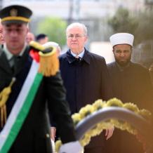 رئيس الوزراء وعدد من الوزراء يضعون إكليلا من الزهور على ضريح الشهيد ياسر عرفات