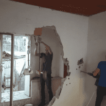 الاحتلال يجبر مواطنا على هدم منزله في القدس