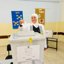 بالصور| غنام تدلي بصوتها في الانتخابات المحلية بدير دبوان