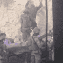 بالفيديو| الاحتلال يحتجز شبانا وينكل بهم شرق القدس المحتلة
