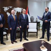 الرئيس يمنح الشاعر الروسي فاديم تيريوخين وسام الثقافة والعلوم والفنون مستوى التألق