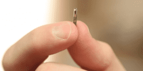 رقائق مزروعة بالأيدي بدل البطاقات الإلكترونية والنقود