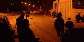 اعتقال 14 مواطنا وجنود الاحتلال يسرقون أموالا