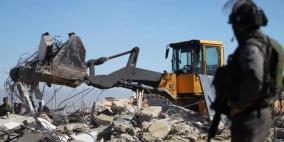 الاحتلال يهدم منزلا ويخطر بهدم اخر