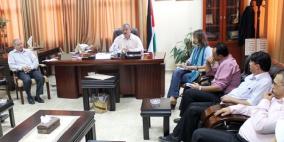 محافظ  سلفيت عصام ابو بكر يلتقي وفدا من الصليب الاحمر الدولي