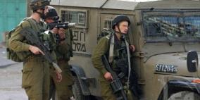 قوات الاحتلال تنصب حاجزا عسكريا وتصور منازل غرب جنين