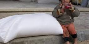 توزيع مساعدات إنسانية على عائلات فقيرة في قفين بطولكرم