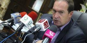 محافظ طولكرم اللواء د. كميل يسلم  مكرمة رئاسية لعدد من الاسر المحتاجه