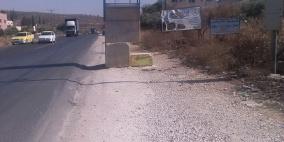 بالصور: قوات الاحتلال تضع مكعبات اسمنتية على مدخل قرية بيتا