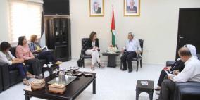 قلقيلية: توقيع اتفاقية موازنة مركز تواصل لتمكين النساء