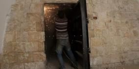 الرجوب يصدر قرارًا بإزالة باب ركبه مستوطنون في مقام يوسف بنابلس