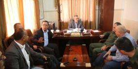 محافظ طولكرم عصام أبو بكر يتفقد الإرتباط المدني