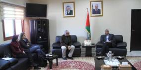 قلقيلية: المحافظ يلتقي وفد من مؤسسة أطباء بلا حدود