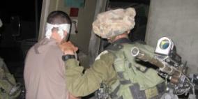 الاحتلال يعتقل شابا من بيت أمر