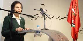 تكريم  المناضله  عايشه عودة عن كتابها  احلام  الحريه  في متحف درويش