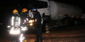 دفاع مدني رام الله يخلي بناية بعد انزلاق صهريج نقل غاز مسال بجوارها