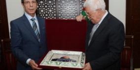 الرئيس يكرم الكاتب والأديب ربعي المدهون