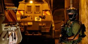 قوات الاحتلال تقتحم يطا وتداهم منزلي منفذي عملية تل ابيب