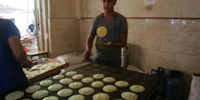 مواطنون يعملون في صناعة القطايف في مدينة رام الله