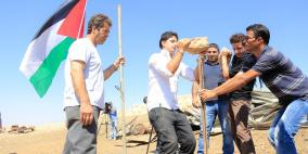 نشطاء فلسطينيون يعيدون بناء خربة مكحول التي هدمها الاحتلال في الأغوار