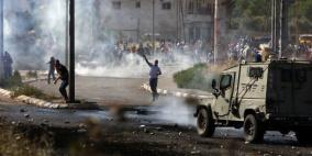 جنود الاحتلال يطلقون قنابل الغاز صوب منازل المواطنين في بيت أمر