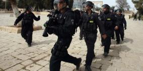 الاحتلال يعتقل مواطنة وموظفا في الأوقاف من داخل الأقصى