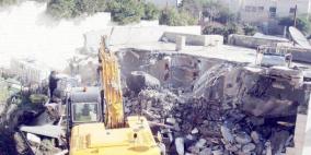 الاحتلال يهدم ثلاثة محال تجارية جنوب الاقصى فجرا