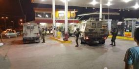 جنين: الاحتلال يداهم محطة محروقات ويصادر جهاز حاسوب في برطعة