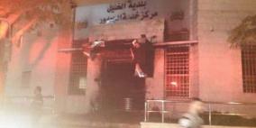 مجهولون يحرقون مركز خدمات الجمهور بالخليل