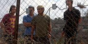 مجموعة من المستوطنين يقطعون اعمدة كهرباء في بورين