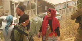 نورا نصار مديره مدرسة قرطبه في البلدة القديمه في مدينة الخليل والاسرة التربوية تدخل المواد الغذائيه للطلبة رغم انف المستوطنيين