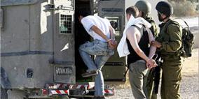 الاحتلال يعتقل ثلاثة مواطنين بينهم فتى في الخليل