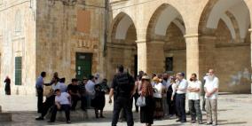 مستوطنون ومهندس آثار إسرائيلي يقتحمون الأقصى