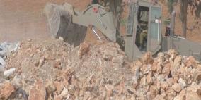 الاحتلال يغلق مدخل سلواد الغربي بالسواتر الترابية