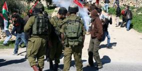 قوات الاحتلال تقمع مسيرة كفر قدوم وتعتقل شابين