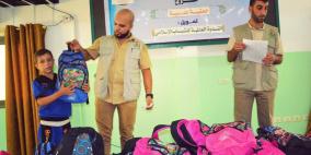 جمعية الملتقى التربوي توزع حقائب مدرسية على الطلاب المحتاجين