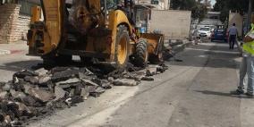 بلدية رام الله تنشىء أرصفة وجزر وسطية في شارع مجمع رام الله الطبي