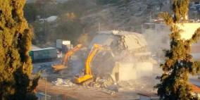 الاحتلال يهدم بناية سكنية في القدس ويغلق ورش حدادة في يطا وجنين