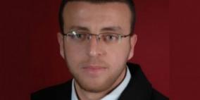 شبان يغلقون مقر الصليب الأحمر احتجاجا على صمتها تجاه الاسير القيق