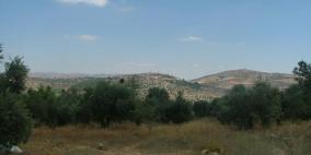 وعورة الطرق واعتداءات المستوطنين تحول حياة سكان منطقة العين في عورتا إلى جحيم