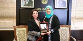 غنام تكرم مها ابو شوشة لتنصيبها قنصلا فخريا لاندونيسيا