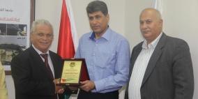 رئيس "القدس المفتوحة" يكرّم رجل الأعمال الفلسطيني تاج الدين جمعة