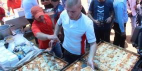 فريق ايطالي يصنع البيتزا الايطالية للمارة بغزة مجاناً