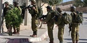 قوات الاحتلال تعتقل شاب من قلقيلية وتعتدي على شقيقه