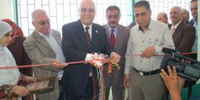 وفد من بنك القدس يفتتح مختبر الكيمياء بمدرسة بنات عتيل الاساسية العليا