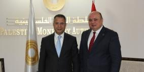 محافظ سلطة النقد عزام الشوا يلتقي السفير الأردني خالد الشوابكة